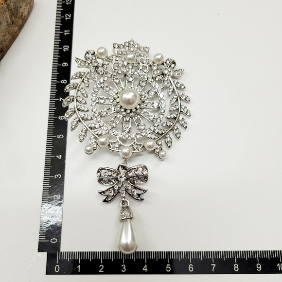 Brand New Premium Silver Tone Rhinestone Pearl Brooch Pin - Picture 7 of 7